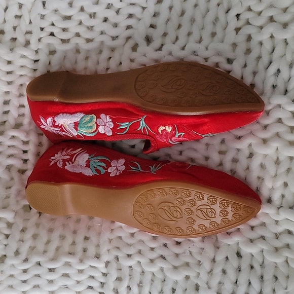 Red embroidered shoes - Picture 2 of 3